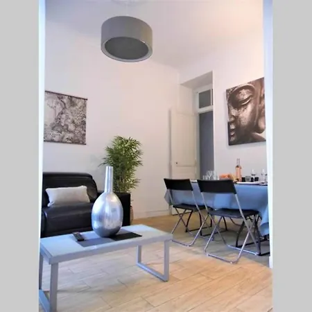 Daire 2 Spacious Bedrooms Near Riquier Station! Nice