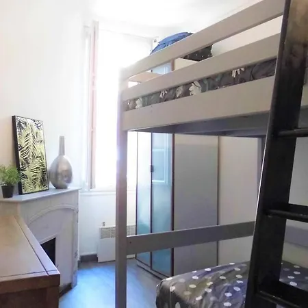 2 Spacious Bedrooms Near Riquier Station!
