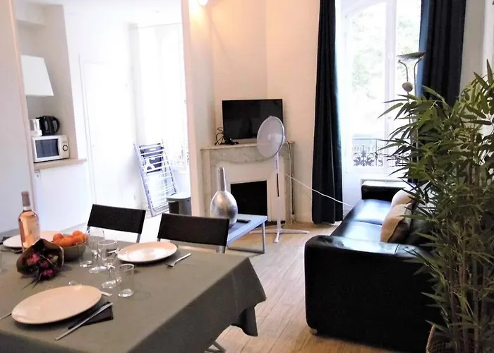 2 Spacious Bedrooms Near Riquier Station! نيس