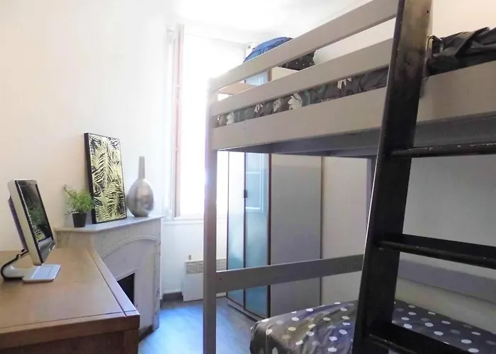 2 Spacious Bedrooms Near Riquier Station!
