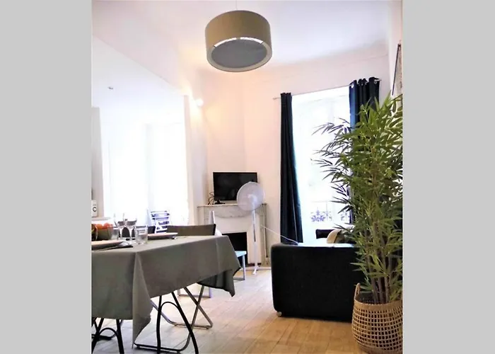 2 Spacious Bedrooms Near Riquier Station! *