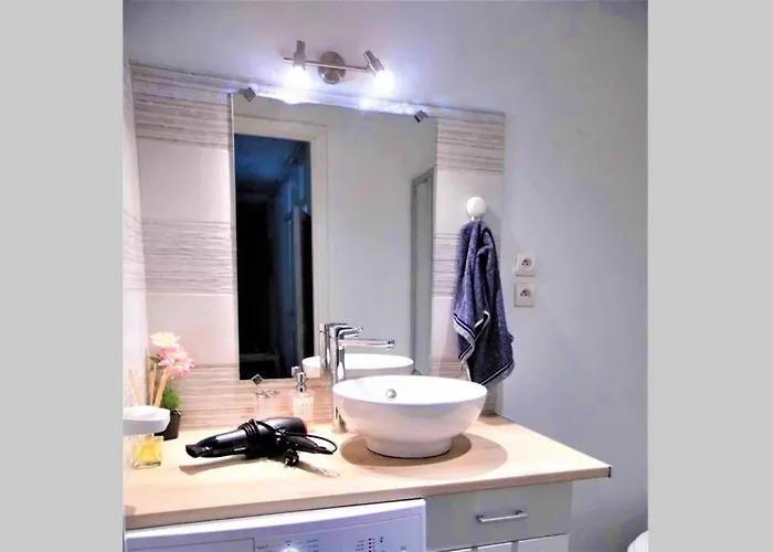 2 Spacious Bedrooms Near Riquier Station! شقة نيس
